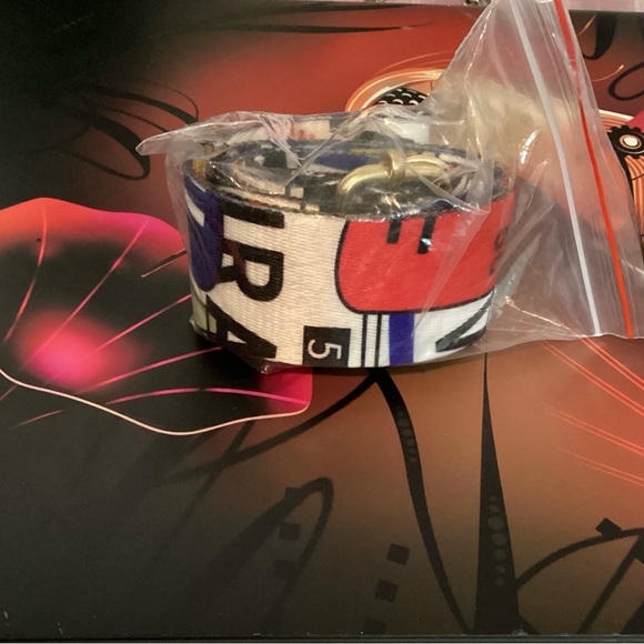 NWT-UNBRANDED GUITAR ADJUSTABLE STRAPS FOR PURSES AND CROSSBODY BAGS - Picture 3 of 3